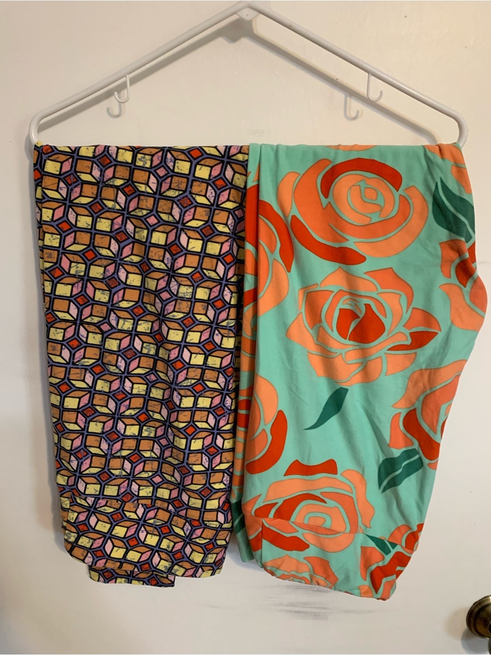 Super soft legging mosaic and roses prints.